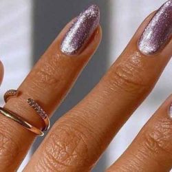 Why not put some variations on your velvet manicure?