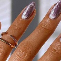 Why not put some variations on your velvet manicure?