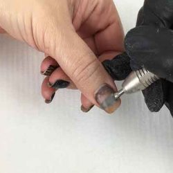 How to remove your nail polish?