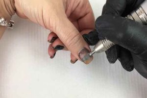 How to remove your nail polish?